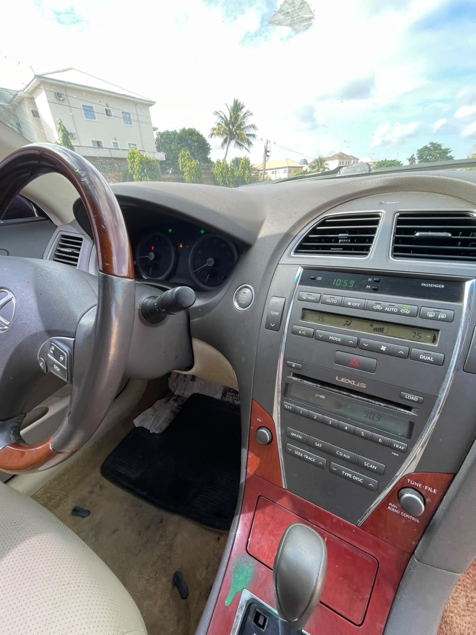 
								Foreign used 2011 Es350, just buy and drive, going for 12.5m Abuja Deal full									
