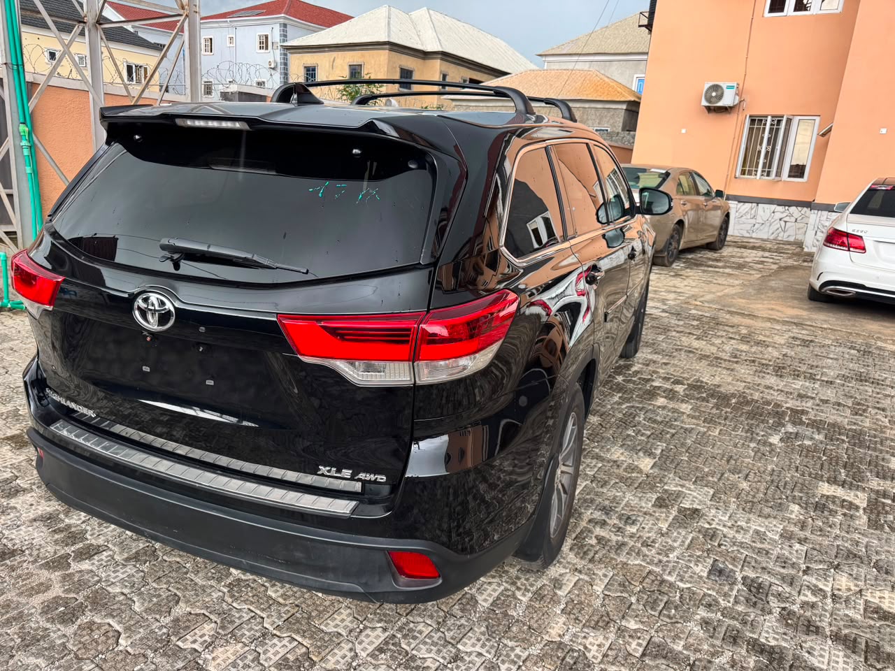 
								Giveaway Deal‼️‼️‼️ (79k Mileage) Foreign Used 2017/18 Toyota Highlander XLE car is in pristine condition with June 2026 Entry duty fullest option (Keyless & Sunroof) going for just 26.5m with our sambo Kubwa Abuja📍 ZERO CHAIN DEAL full									