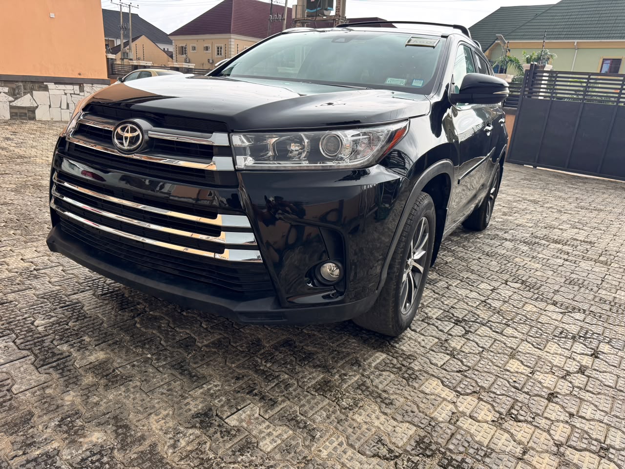 
								Giveaway Deal‼️‼️‼️ (79k Mileage) Foreign Used 2017/18 Toyota Highlander XLE car is in pristine condition with June 2026 Entry duty fullest option (Keyless & Sunroof) going for just 26.5m with our sambo Kubwa Abuja📍 ZERO CHAIN DEAL full									