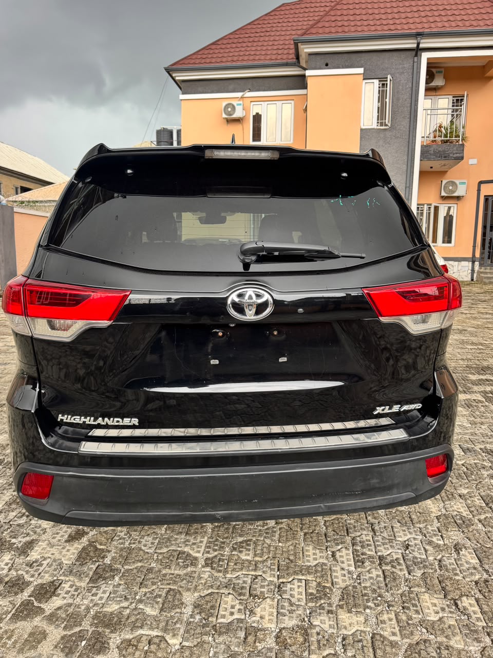 
								Giveaway Deal‼️‼️‼️ (79k Mileage) Foreign Used 2017/18 Toyota Highlander XLE car is in pristine condition with June 2026 Entry duty fullest option (Keyless & Sunroof) going for just 26.5m with our sambo Kubwa Abuja📍 ZERO CHAIN DEAL full									