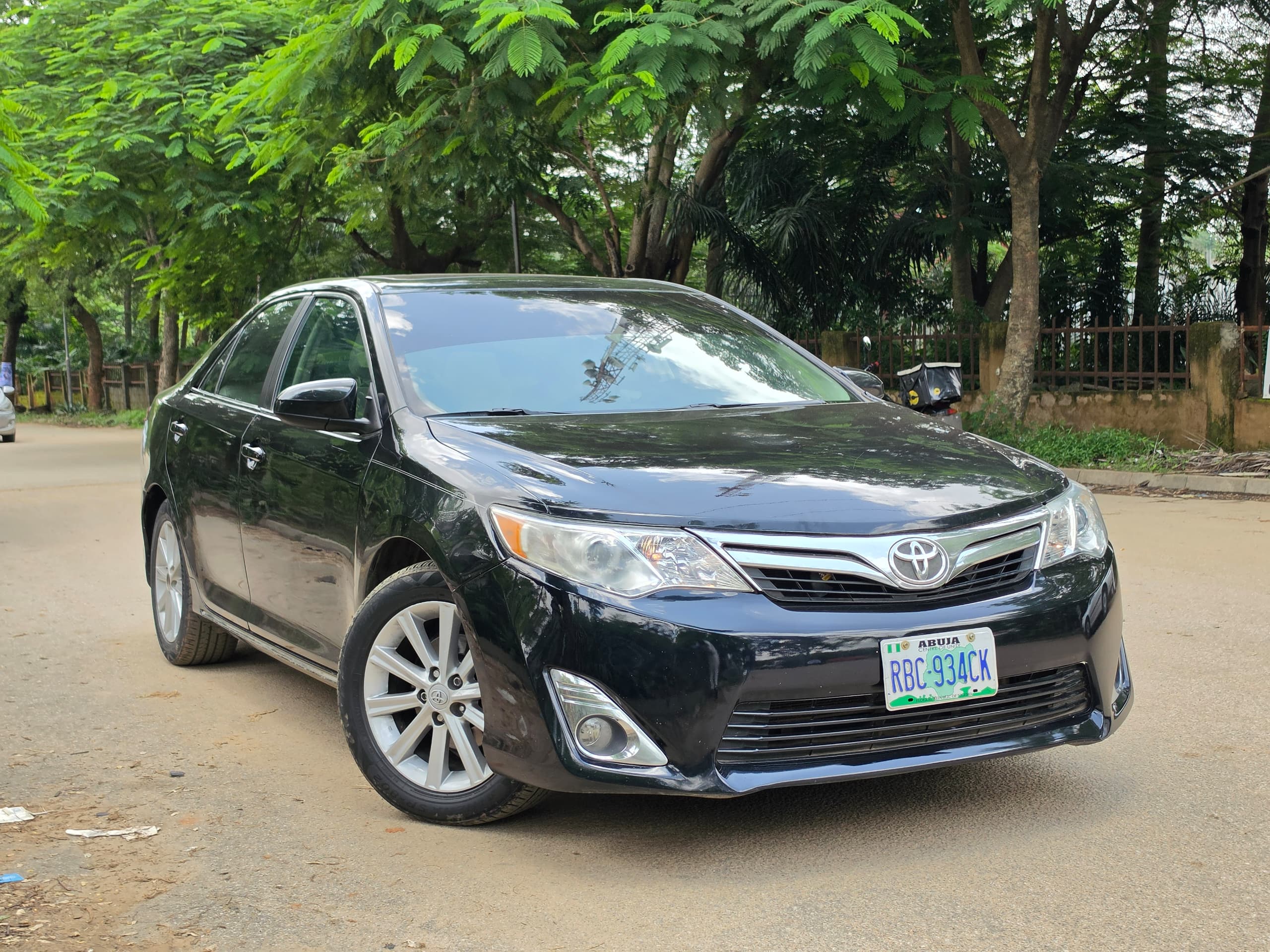 
								New in: neatly used 2014 Toyota camry XLE keyless Sunroof, back AC vent with nothing to fix going for just 10.5m only. Abujadeal full									