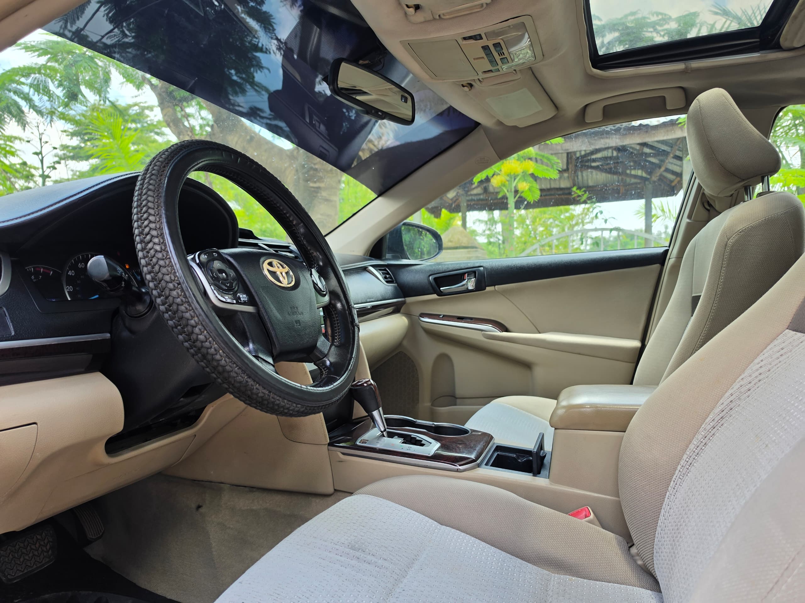 
								New in: neatly used 2014 Toyota camry XLE keyless Sunroof, back AC vent with nothing to fix going for just 10.5m only. Abujadeal full									