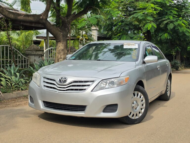 Awoof Deal: Highest Grade Foreign Used 2011 on belt Toyota camry LE with Aug 2026 Duty Accident free going for just 9.8m. Dashboard no dey gum everywhere sharp. Accident free.