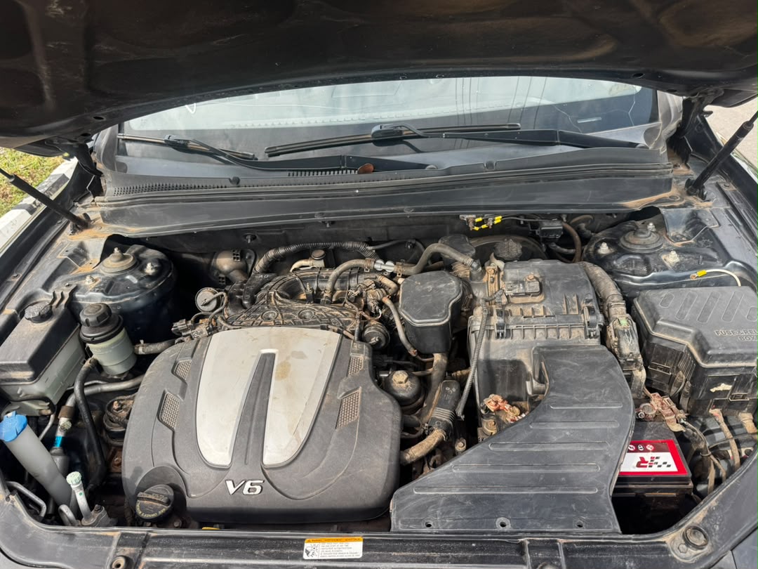 
								Giveaway Deal‼️‼️‼️ Grade A Foreign Used 2013 Hyundai Santafe (Limited) car is in pristine condition (Key entry & Sunroof) with 2026 entry duty going for just 15m with me Lugbe Abuja📍 ZERO CHAIN DEAL full									