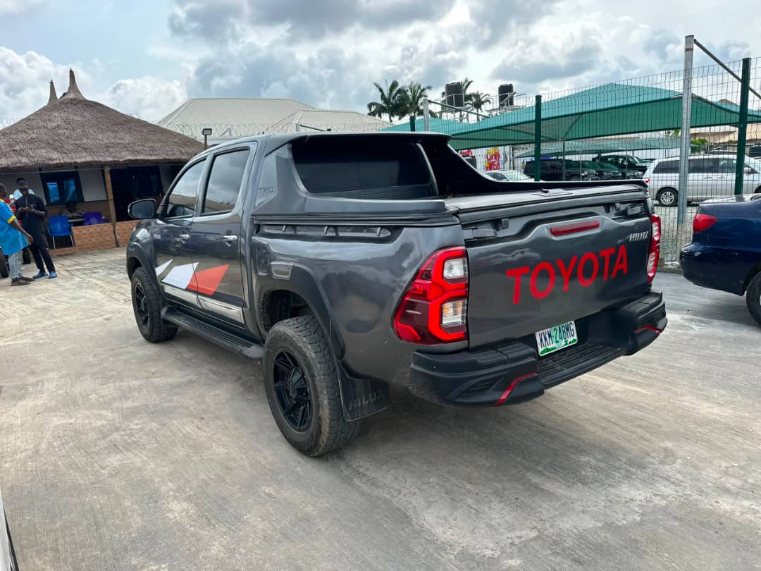 
								Clean Neatly used 2007 Upgraded 2018 Model Toyota Hilux  Engine And Gear working perfectly Ac chilling Manual transmission going for   💰15.5M 📍Abuja Gwarinpa full									