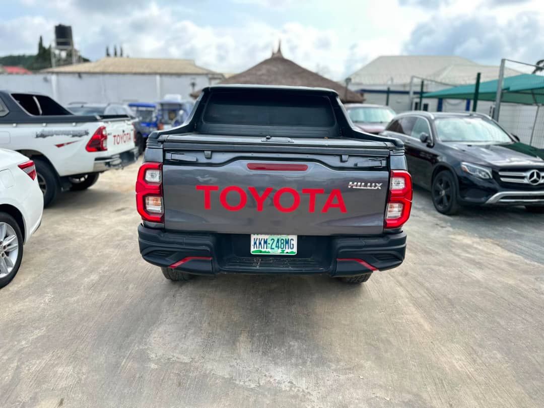
								Clean Neatly used 2007 Upgraded 2018 Model Toyota Hilux  Engine And Gear working perfectly Ac chilling Manual transmission going for   💰15.5M 📍Abuja Gwarinpa full									