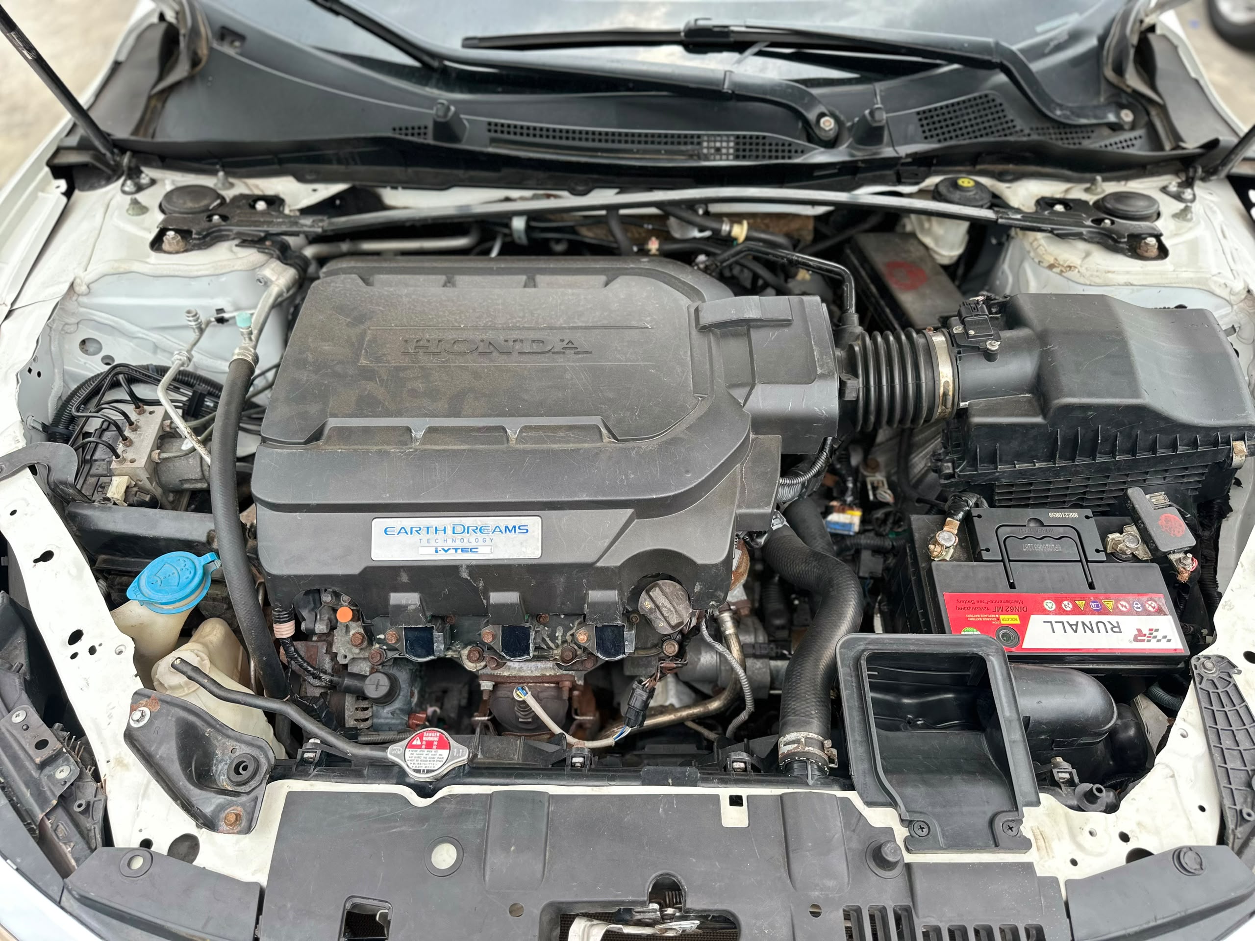 
								EXTREMELY CLEAN 2016 HONDA ACCORD V6 IN EXCELLENT CONDITION, FULL OPTION UNTAMPERED ENGINE, GEAR AND AC WITH ORIGINAL CUSTOM DUTY GOING FOR   💰11M 📍Abuja Gwarinpa full									