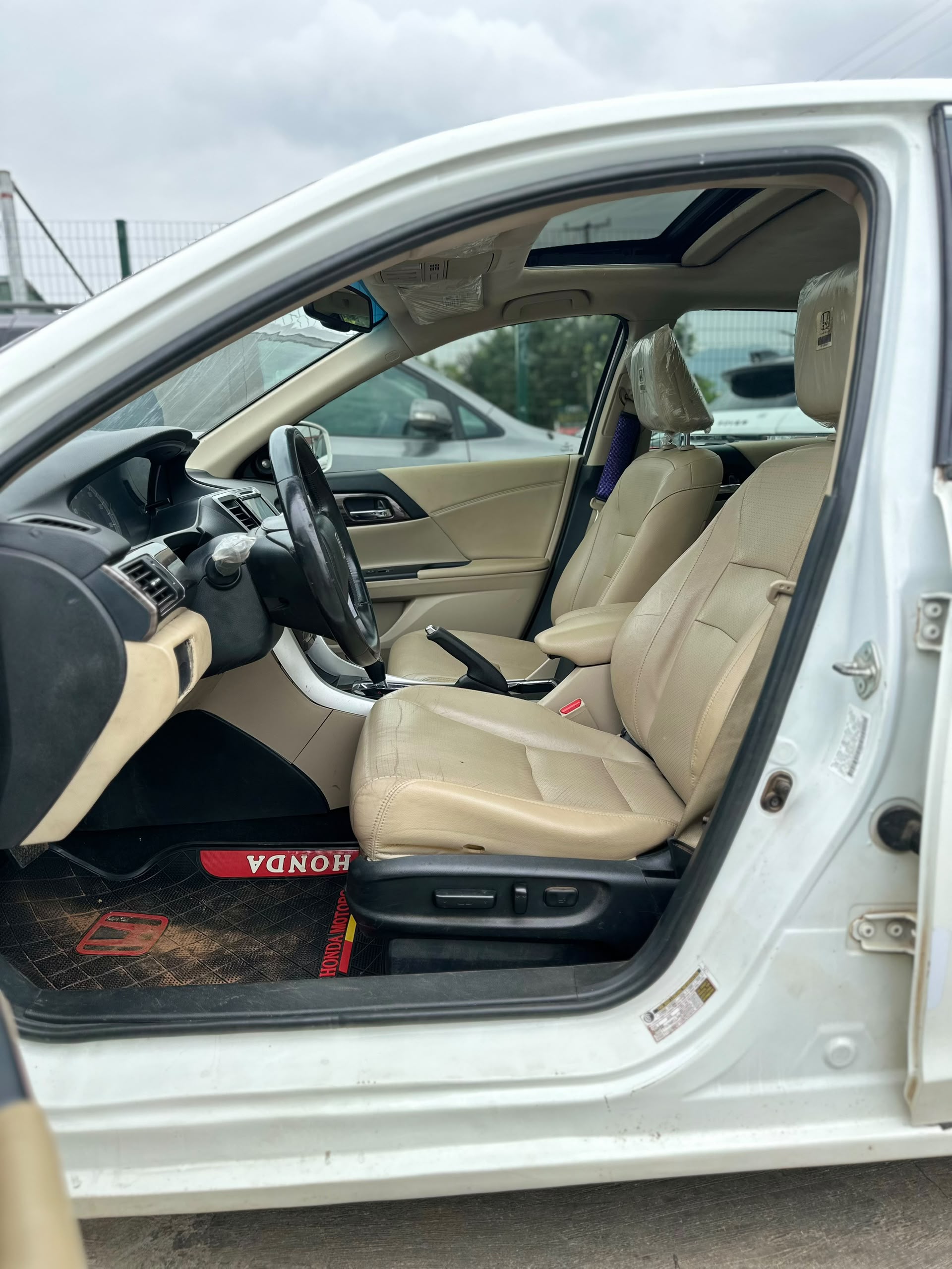 
								EXTREMELY CLEAN 2016 HONDA ACCORD V6 IN EXCELLENT CONDITION, FULL OPTION UNTAMPERED ENGINE, GEAR AND AC WITH ORIGINAL CUSTOM DUTY GOING FOR   💰11M 📍Abuja Gwarinpa full									