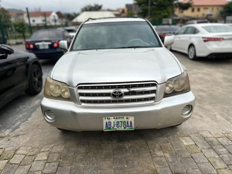 Toyota Highlander 2003 model with very sound engine and gear going for just   💰4.3m 📍Abuja Gwarinpa