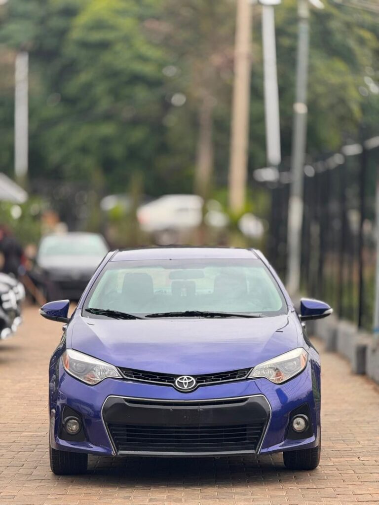 Mad Distresse distressed Toyota Corolla 2016 model few months used , used by a lady in central area 8,5m to the owner buyer settle 500k Abuja