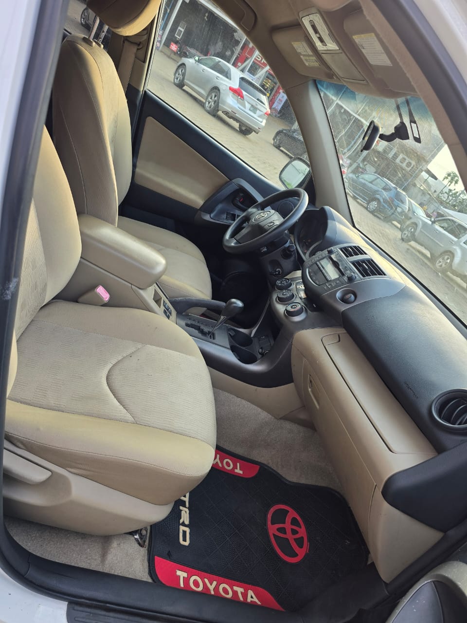 
								Distress Distress very sharp Toyota Rav4 2010 with untermperd engine and gear  6.5m abujadeal full									