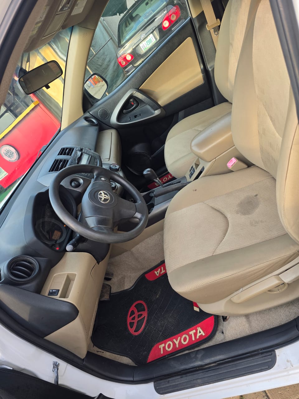
								Distress Distress very sharp Toyota Rav4 2010 with untermperd engine and gear  6.5m abujadeal full									