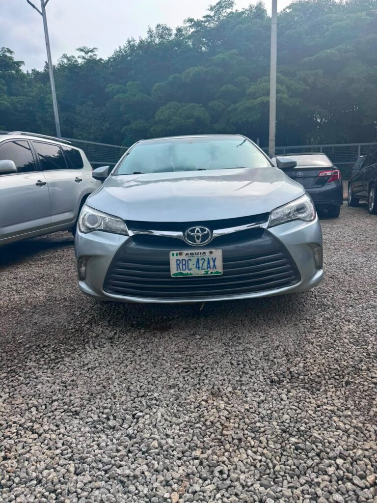Distress !!!! Distress !!!! 3 months used Toyota Camry 2018 model with  untempared engine and chilling Ac. Everything on this car is factory fitted 💯 . Owner need money today . available for 12.M Abuja