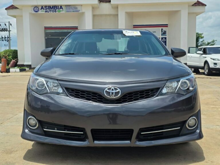 EXTREMELY SHARP  GRADE FOREIGN USED 2013 ON BELT TOYOTA CAMRY SE, MINT INTERIOR, NO SINGLE 9JA PAINT WITH UNTAMPARED ENGINE ND GEAR.GOING FOR JUST 13.5M ONLY