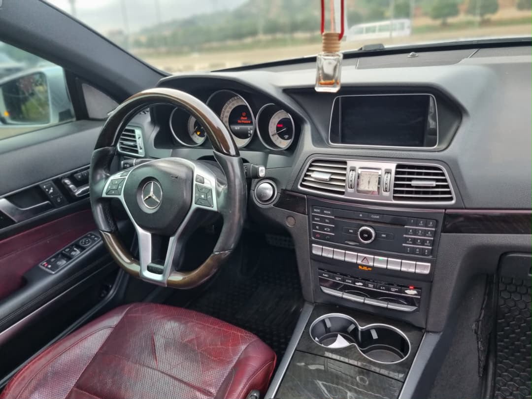 
								Registered MB E400 2017 Model with Panoramic roof, Keyless entry, Thumbstart, Navigation, Reverse Camera, Leather interior,Factory fitted AC, Automatic transmission, V6 Engine @₦16.5m only full									