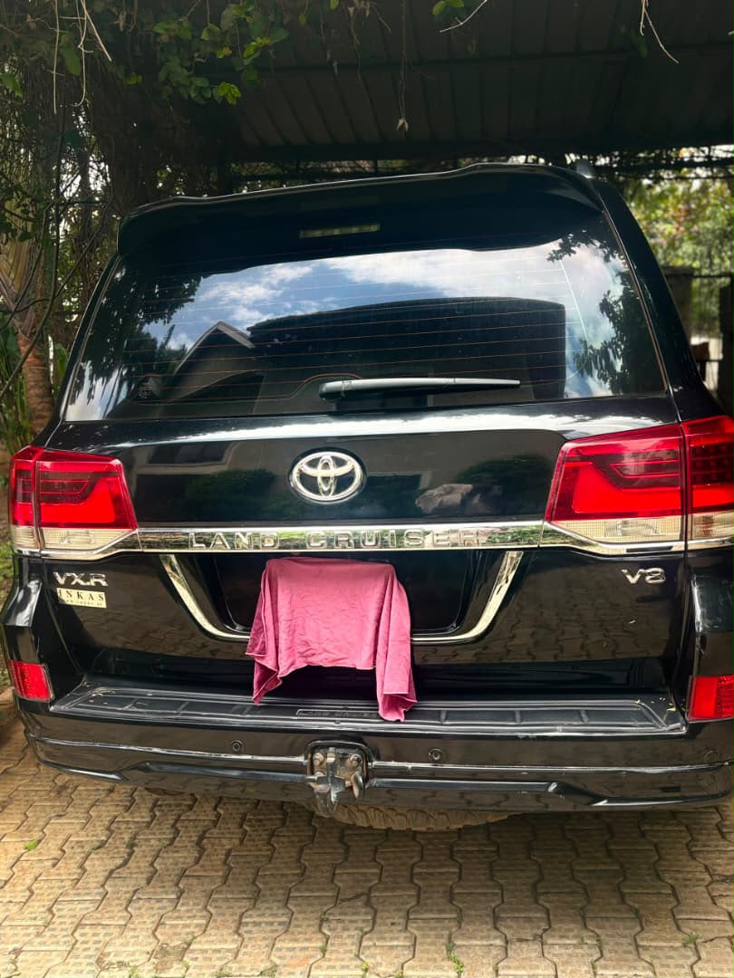 
								2018/2019 Bulletproof Toyota Land Cruiser VX.R INKAS AMORING with run flat tyres. 90m Abuja deal full									
