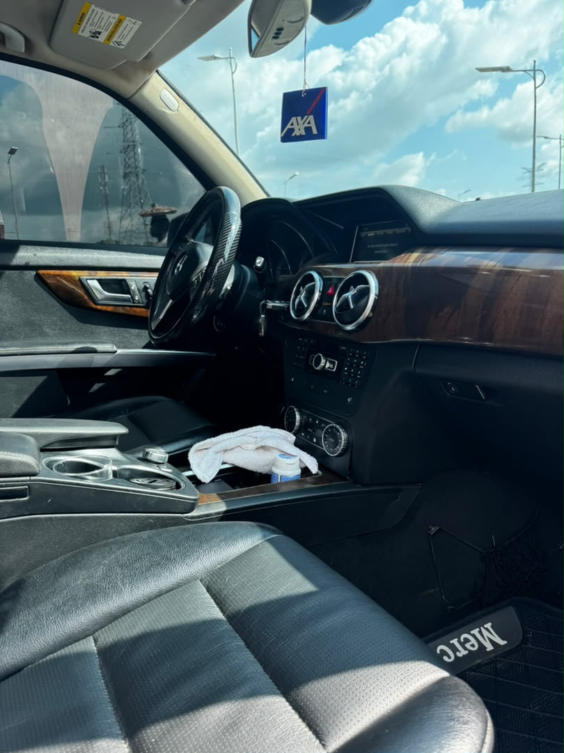 
								Giveaway Deal‼️‼️‼️ Carefully Used 2014/15 Mercedes Benz GLK350 (4Matic) car is pristine condition (Key Entry Power Booth & Double Pano) buy and drive with original duty going for just 11.7m to my pocket with sambo (Moveable) Lugbe Abuja📍 ZERO CHAIN DEAL full									