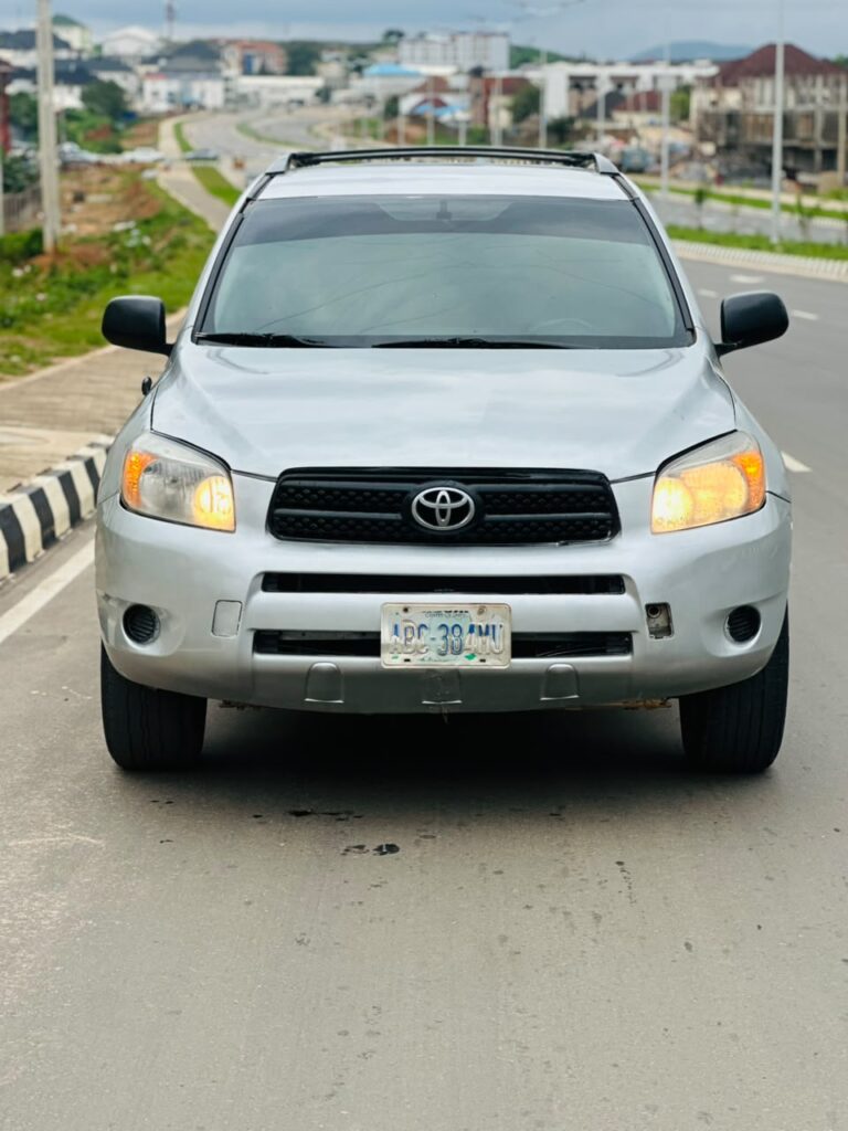 Distress RAV4 2008 model with untempared engine and gear. Ac chilling. Going for 5.5m. Location: Gwarinpa, Abuja!