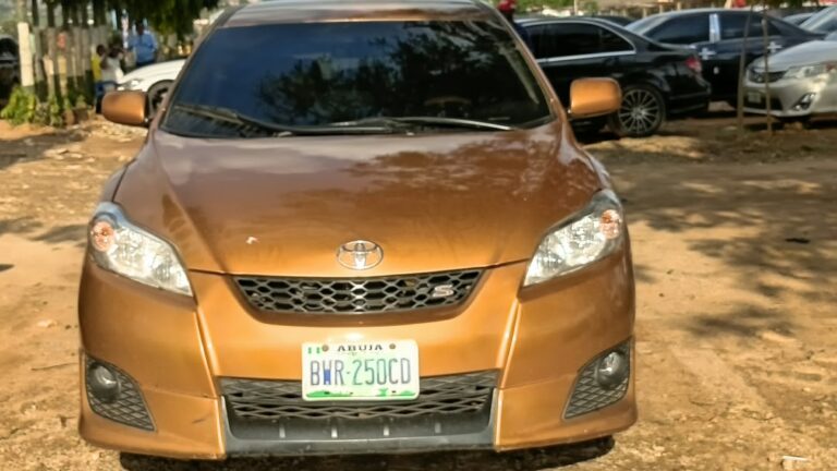 Supwr clean registered  2009 Toyota Matrix with Untouched Engine and gear AC chills 💯,first body pan Car just came back from a  Distances Journey today Trust me you will love it Location:Abuja Price:6.7M