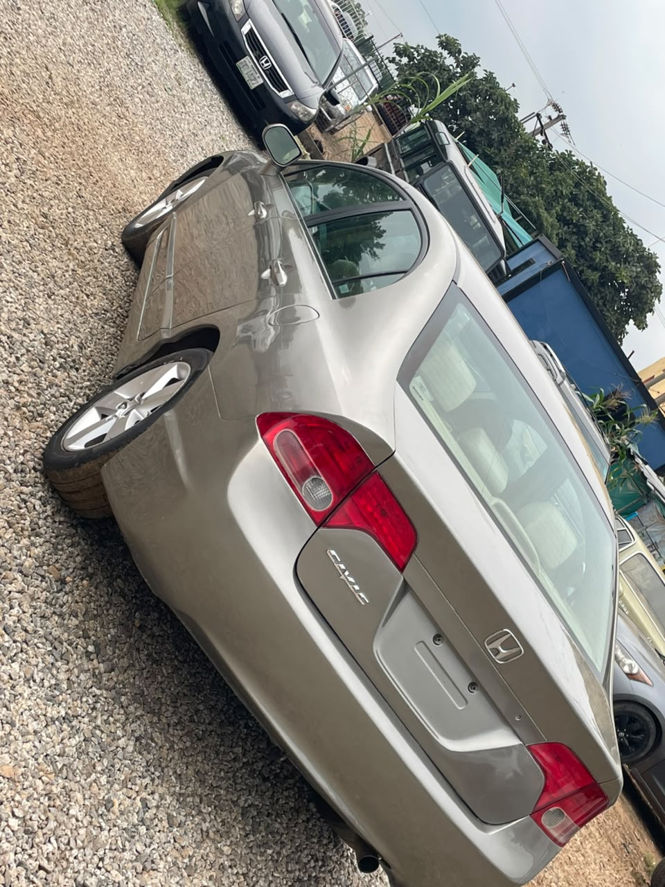 
								Extremely clean 2007 Honda Civic, just buy and zoom off, going for 4.2m Abuja Deal full									