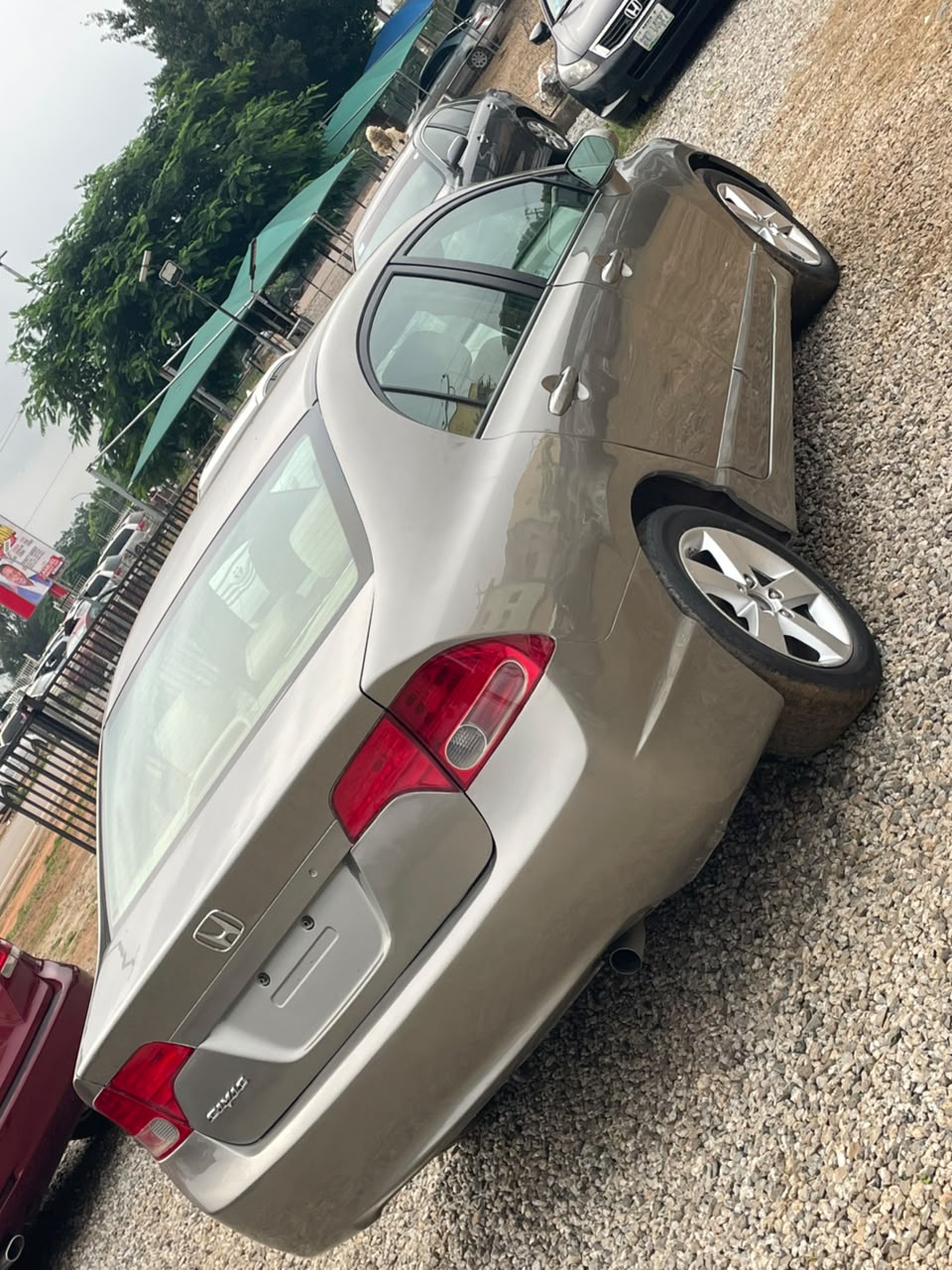 
								Extremely clean 2007 Honda Civic, just buy and zoom off, going for 4.2m Abuja Deal full									
