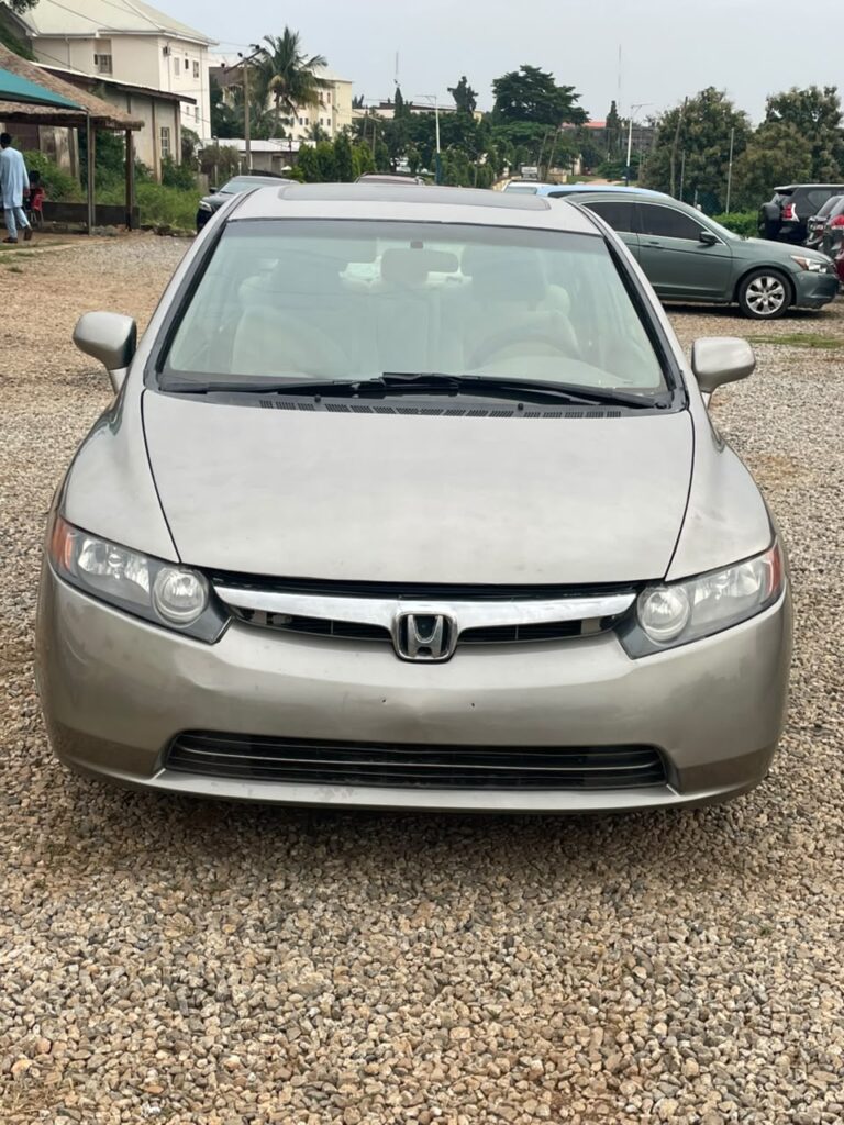 Extremely clean 2007 Honda Civic, just buy and zoom off, going for 4.2m Abuja Deal