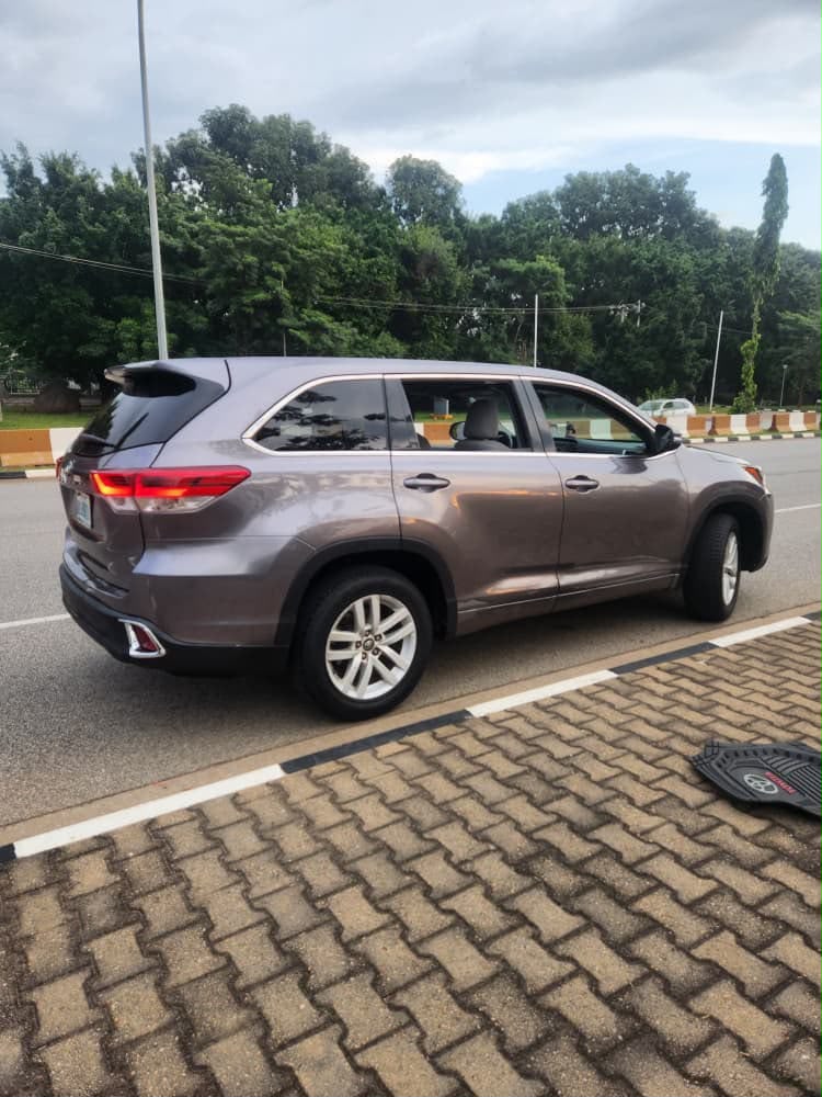 
								Quick Sale Belgium Standard Toyota Highlander 2017 With Untempered engine and gear, ac is freezing 🥶 3Seat with Original duty ~ 🏷️16.8M Net 📍Maitama Abuja full									