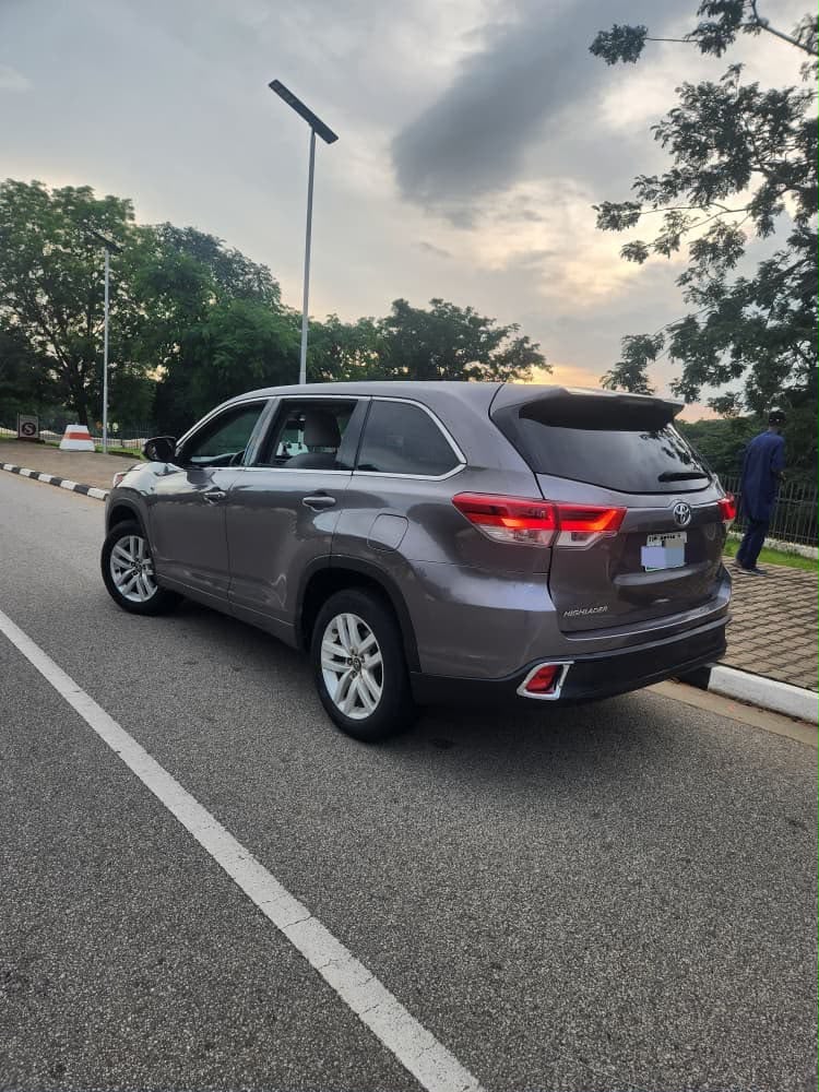 
								Quick Sale Belgium Standard Toyota Highlander 2017 With Untempered engine and gear, ac is freezing 🥶 3Seat with Original duty ~ 🏷️16.8M Net 📍Maitama Abuja full									