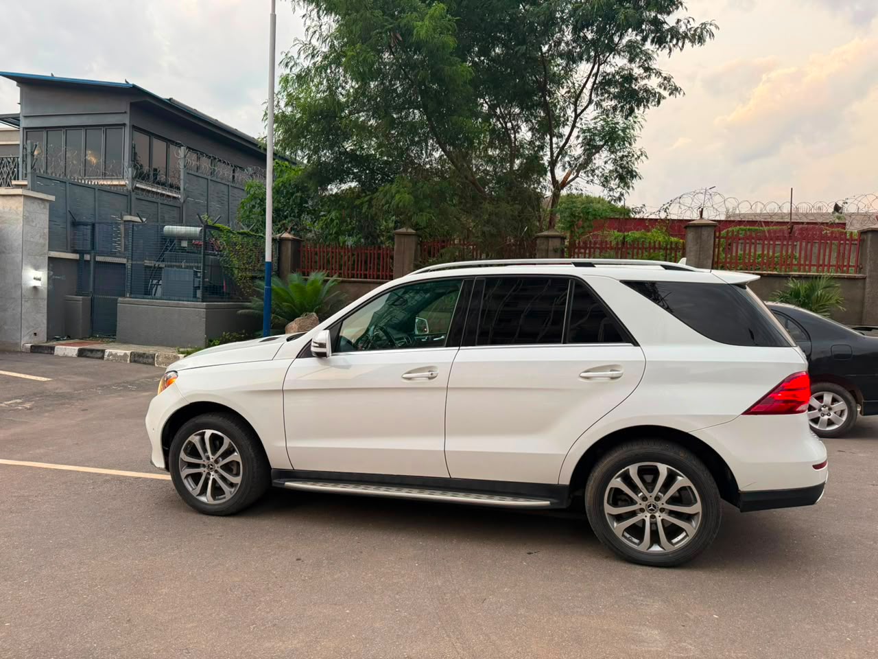 
								GIVEAWAY DEAL‼️‼️‼️ 2018 SLIGHTLY USED GLE350 WITH VERIFIED DUTY GOING FOR JUST 25.2M NET WITH SAMBO JAHI ABUJA📍 ZERO CHAIN DEAL full									