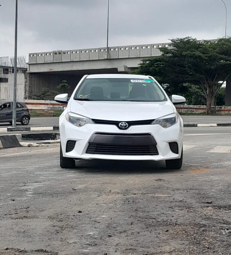 FOREIGN USED 2015 TOYOTA COROLLA LE WITH FOLLOW COME SCREEN, REVERSE CAMERA,ORIGINAL CUSTOM DUTY GOING FOR 14.7M ABUJA DEAL