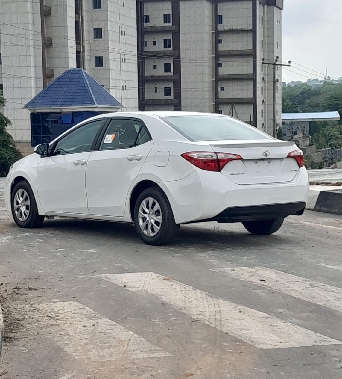 
								FOREIGN USED 2015 TOYOTA COROLLA LE WITH FOLLOW COME SCREEN, REVERSE CAMERA,ORIGINAL CUSTOM DUTY GOING FOR 14.7M ABUJA DEAL full									