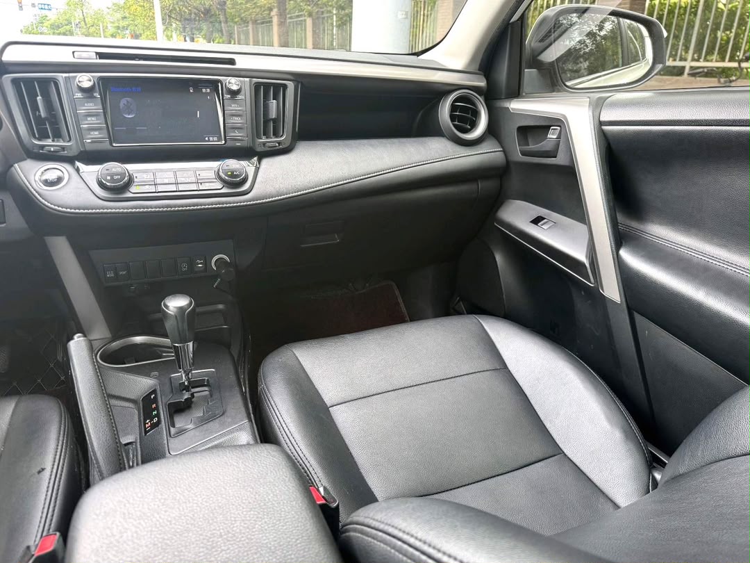 
								Toyota RAV4 2016 model 2.0L FWD Comfort version, CVT Automatic ‑ First registered:22‑Aug‑2017 ‑ Mileage:170,000 km ‑ Color: White exterior, black leather interior ‑ Emission standard: National 5 ‑ Price:59,800 RMB Reliable Toyota SUV, fuel‑saving, spare parts easy to find in Africa, very popular model. full									
