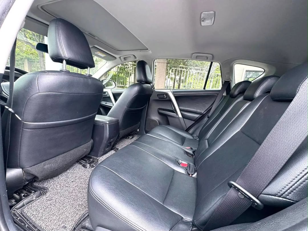 
								Toyota RAV4 2016 model 2.0L FWD Comfort version, CVT Automatic ‑ First registered:22‑Aug‑2017 ‑ Mileage:170,000 km ‑ Color: White exterior, black leather interior ‑ Emission standard: National 5 ‑ Price:59,800 RMB Reliable Toyota SUV, fuel‑saving, spare parts easy to find in Africa, very popular model. full									