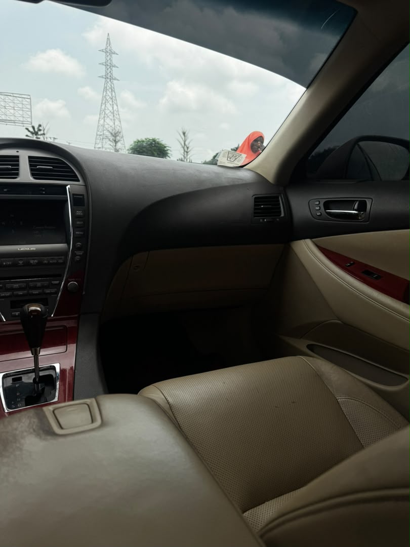 
								Giveaway Deal‼️‼️‼️ Grade A Carefully Used 2007 Es350 car is in pristine condition (Nothing To Fix) fullest option (Keyless, Back Ac Vent, Reverse Cam & Sunroof) with original duty going for just 7.6M Net with 100k sambo with me (Moveable) Lugbe Abuja📍 ZERO CHAIN DEAL full									
