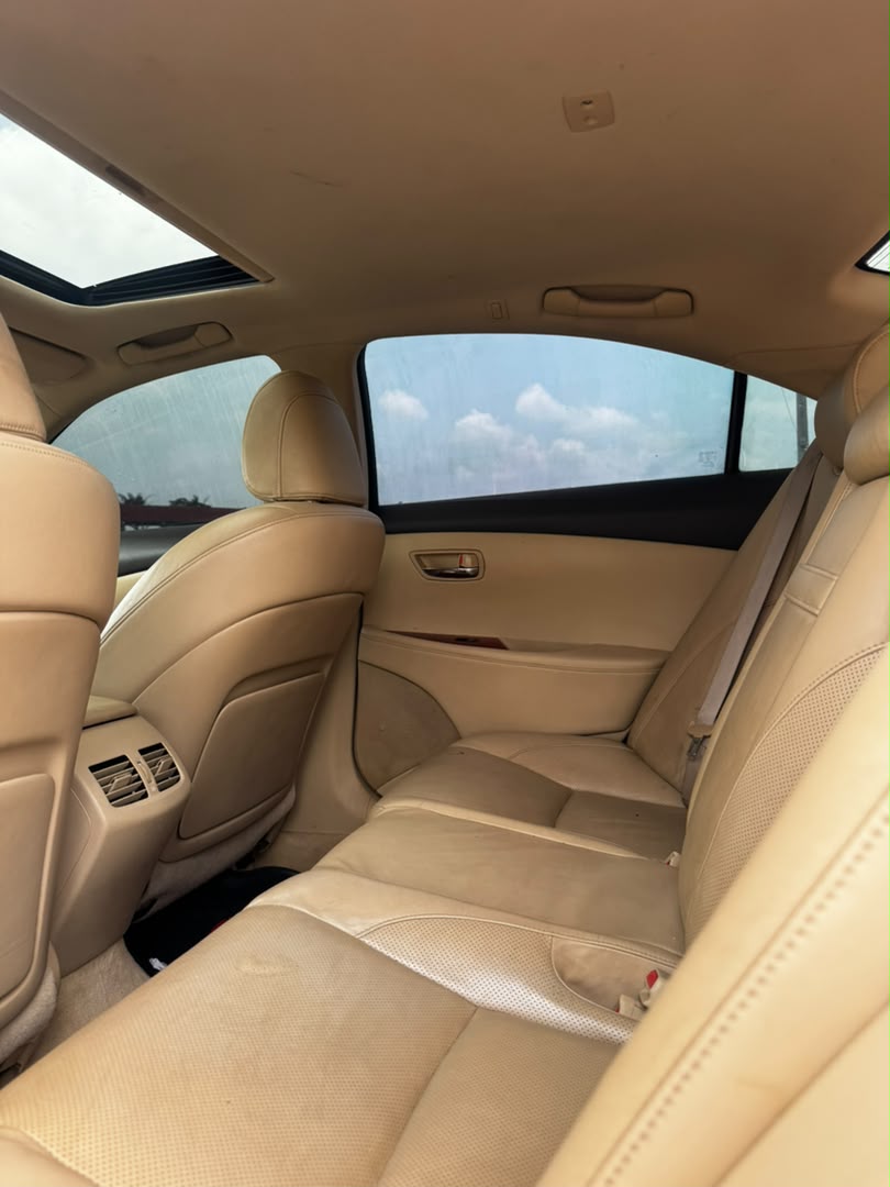 
								Giveaway Deal‼️‼️‼️ Grade A Carefully Used 2007 Es350 car is in pristine condition (Nothing To Fix) fullest option (Keyless, Back Ac Vent, Reverse Cam & Sunroof) with original duty going for just 7.6M Net with 100k sambo with me (Moveable) Lugbe Abuja📍 ZERO CHAIN DEAL full									
