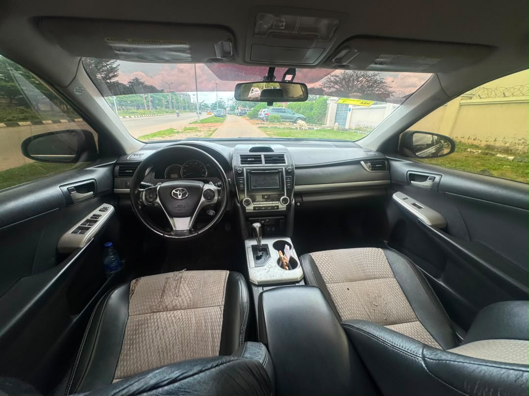 
								Belgium grade 2010/2011 Toyota Venza V6   Untampered engine and gear  Double panoramic roof  Thumb start  200k miles  Automatic boot  Belgium car seat  Going for 10.5m  Abuja deal full									