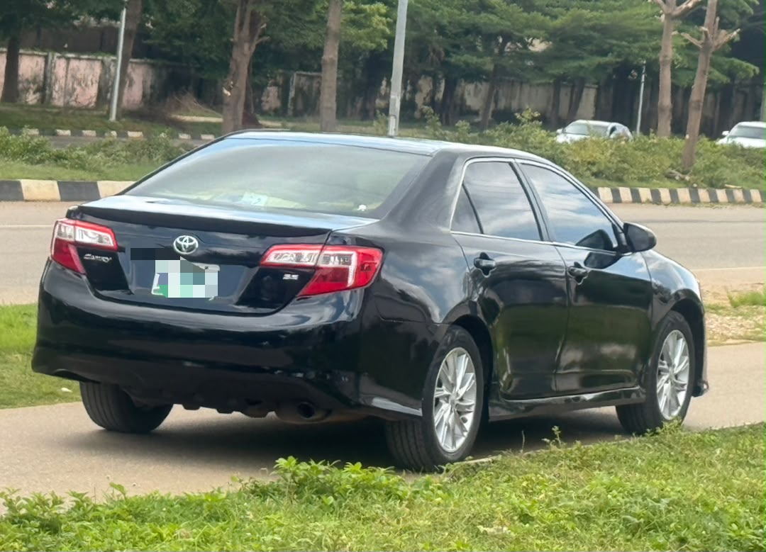 
								Belgium grade 2010/2011 Toyota Venza V6   Untampered engine and gear  Double panoramic roof  Thumb start  200k miles  Automatic boot  Belgium car seat  Going for 10.5m  Abuja deal full									