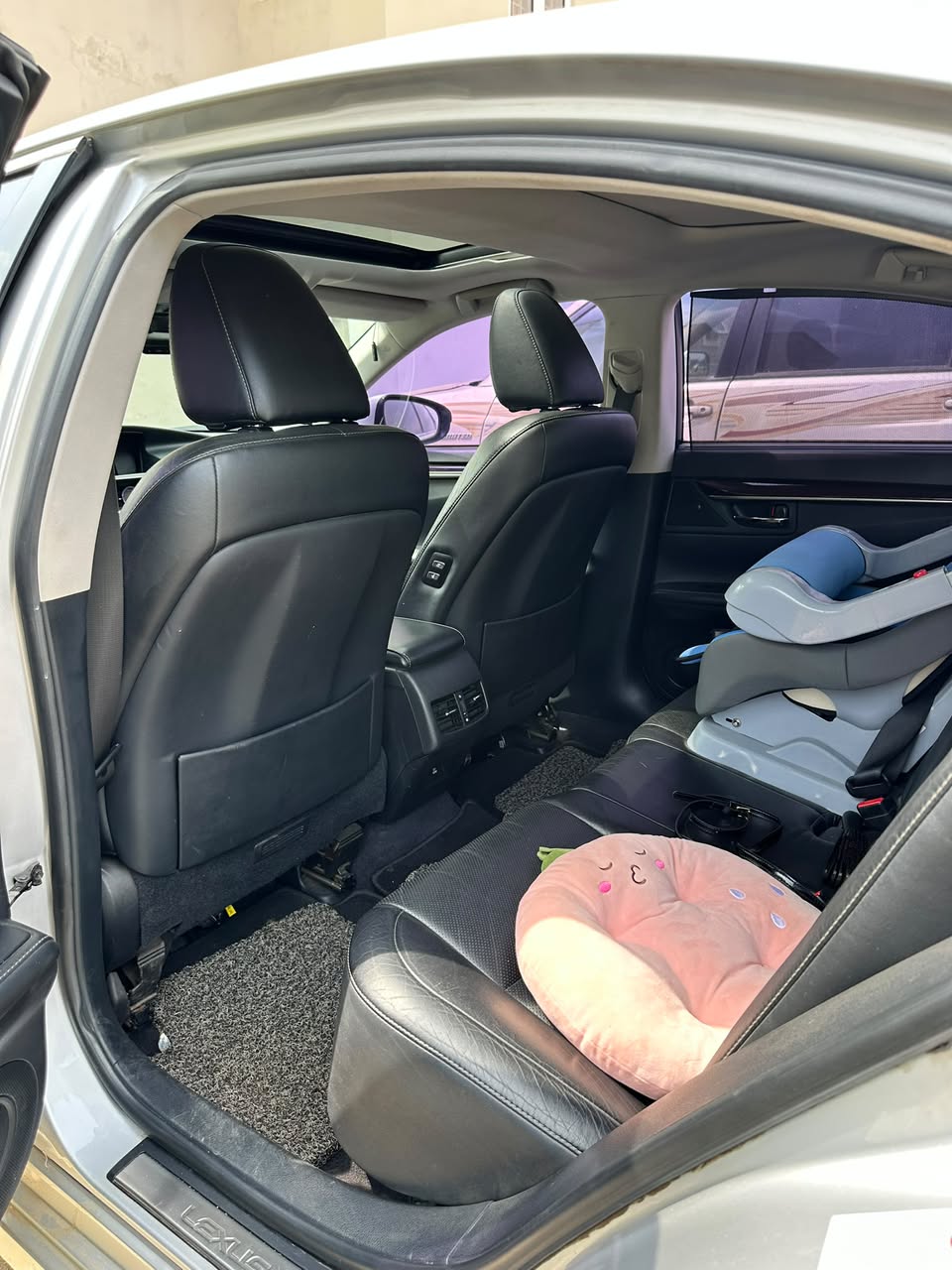 
								Few months used 2015 Lexus es350 with 79k mileage, first owner //first body paint // keyless entry// now going for 13m full									