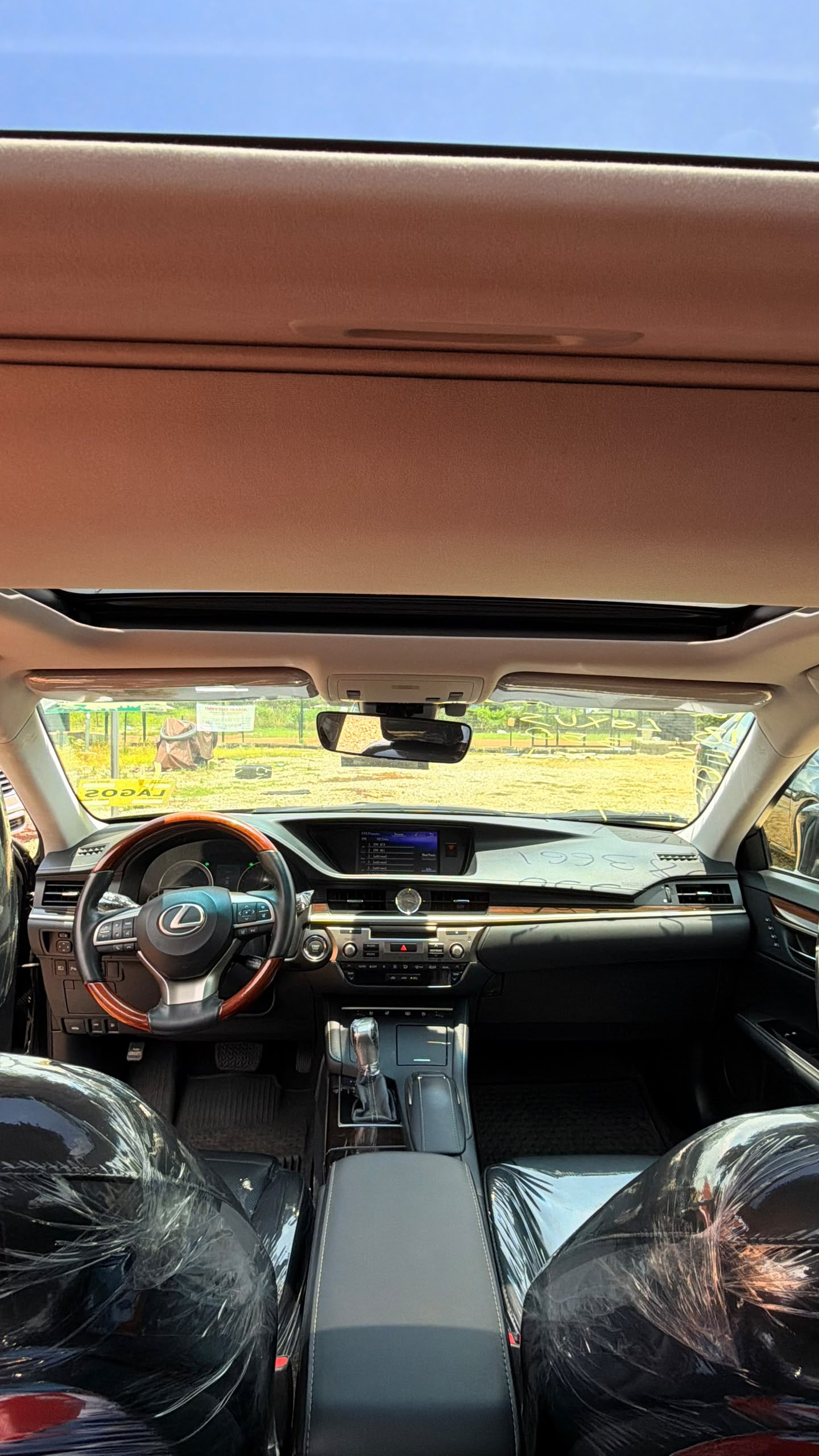 
								FOREIGN USED 2018 LEXUS ES350 WITH PUSH TO START, V6 ENGINE,FULL PANORAMIC ROOF PADDLE SHIFTERS,SPORT MODE,REVERSE CAMERA MOUSE CONTROL AND VERIFIED 2026 DUTY VALID FOR 31 MILLION NAIRA ONLY full									