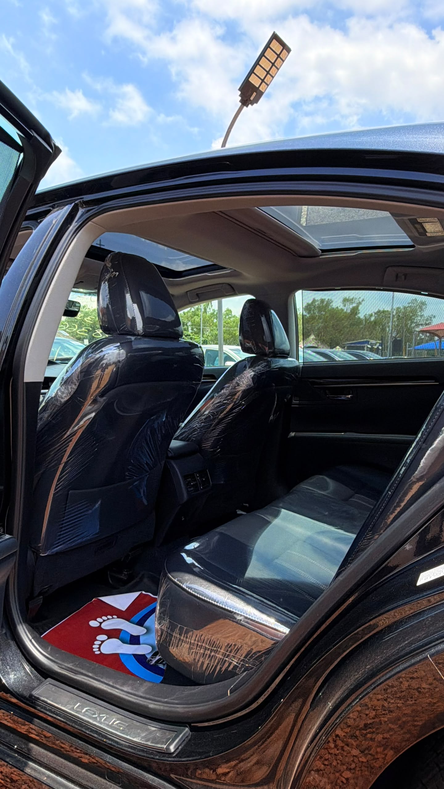 
								FOREIGN USED 2018 LEXUS ES350 WITH PUSH TO START, V6 ENGINE,FULL PANORAMIC ROOF PADDLE SHIFTERS,SPORT MODE,REVERSE CAMERA MOUSE CONTROL AND VERIFIED 2026 DUTY VALID FOR 31 MILLION NAIRA ONLY full									
