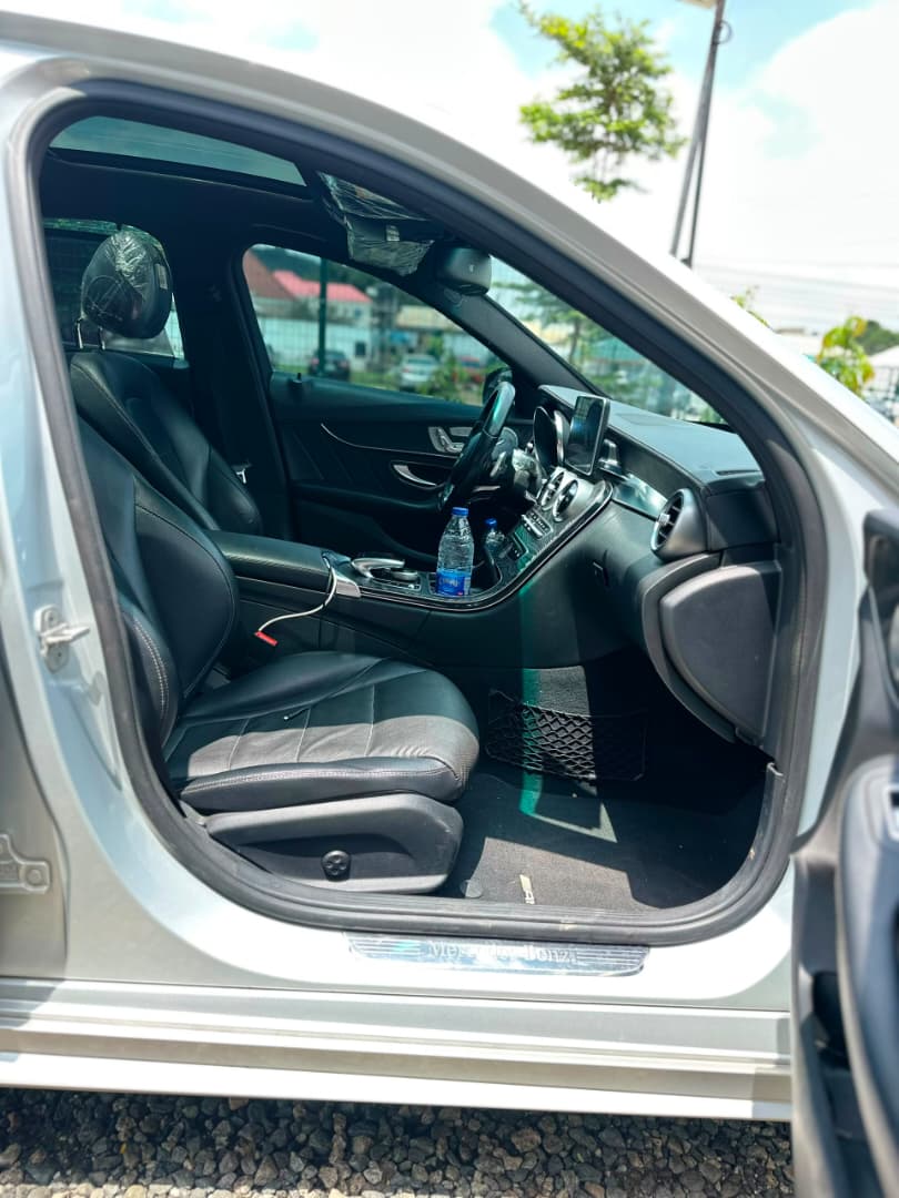 
								SUPER CLEAN FOREIGN USED MERCEDES BENZ C400 2015 MODEL WITH ORIGINAL CUSTOM DUTY   FULL OPTION  PANORAMIC ROOF,  AND MORE.  GOING FOR    💰28M 📍ABUJA GWARINPA full									