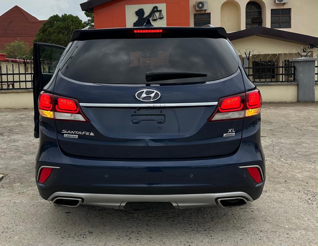 
								SUPER CLEAN DIRECT BELGIUM 2017 HYUNDAI SANTAFE. THE LIMITED EDITION XL. FULLEST OPTION.THREE SEATERS, PANORAMIC ROOF, PUSH TO START BOTTON, ALL ROUND PARKING ASSIST, POWER BOOT & E.T.C. GOING FOR 19.3M ONLY. full									