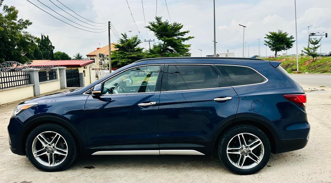 
								SUPER CLEAN DIRECT BELGIUM 2017 HYUNDAI SANTAFE. THE LIMITED EDITION XL. FULLEST OPTION.THREE SEATERS, PANORAMIC ROOF, PUSH TO START BOTTON, ALL ROUND PARKING ASSIST, POWER BOOT & E.T.C. GOING FOR 19.3M ONLY. full									