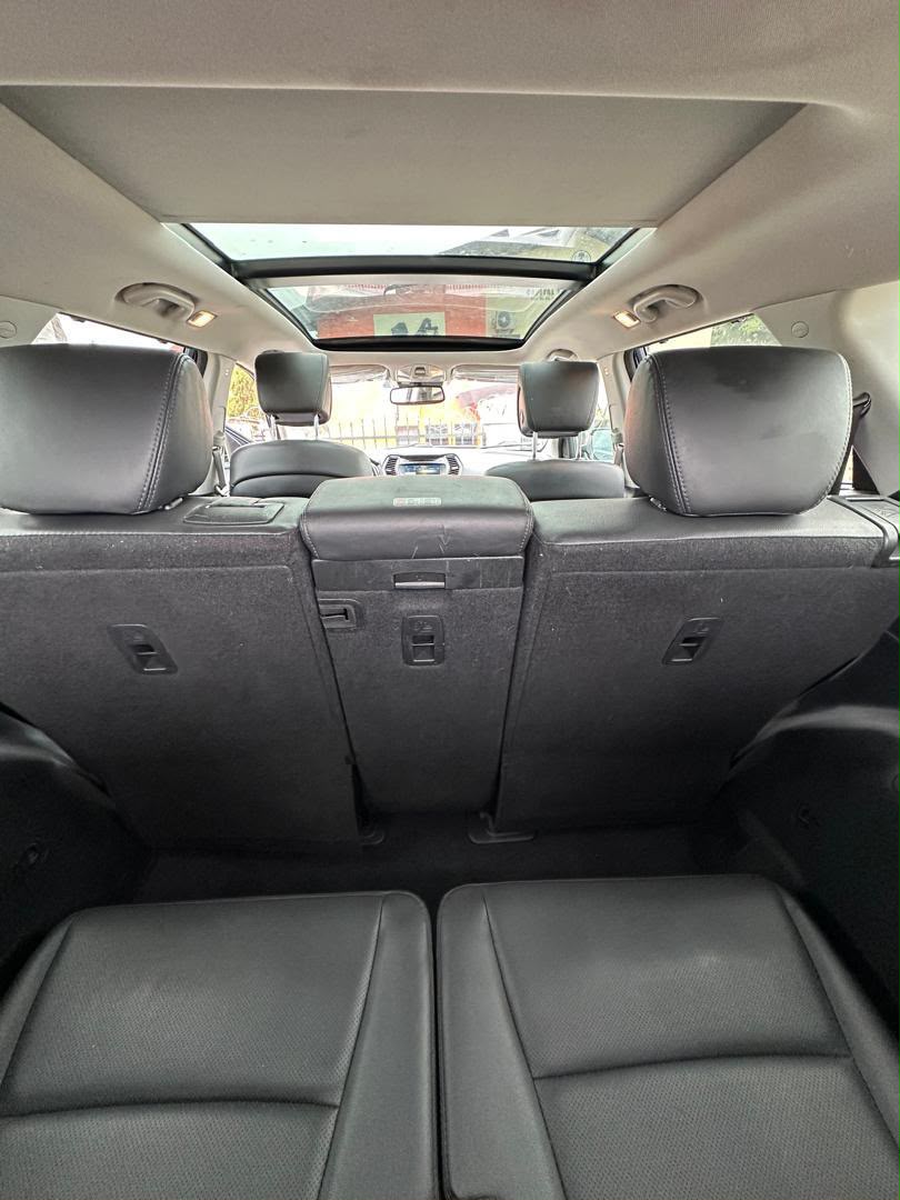 
								SUPER CLEAN DIRECT BELGIUM 2017 HYUNDAI SANTAFE. THE LIMITED EDITION XL. FULLEST OPTION.THREE SEATERS, PANORAMIC ROOF, PUSH TO START BOTTON, ALL ROUND PARKING ASSIST, POWER BOOT & E.T.C. GOING FOR 19.3M ONLY. full									