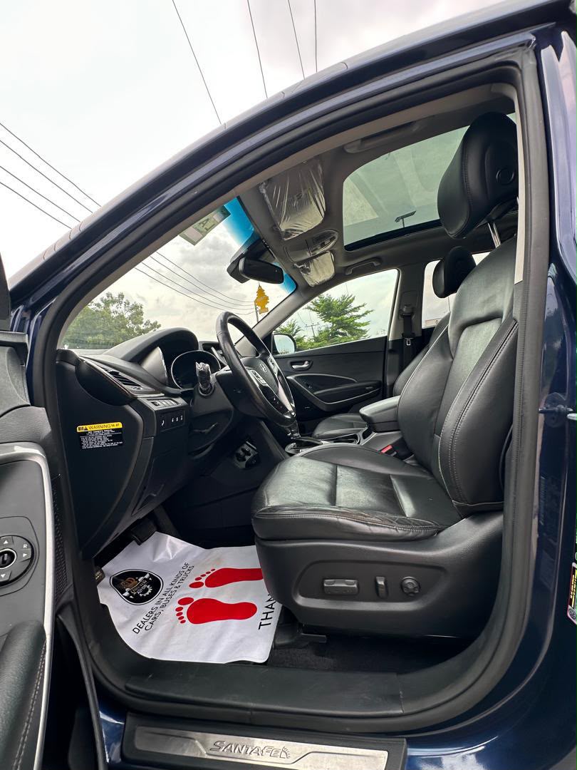 
								SUPER CLEAN DIRECT BELGIUM 2017 HYUNDAI SANTAFE. THE LIMITED EDITION XL. FULLEST OPTION.THREE SEATERS, PANORAMIC ROOF, PUSH TO START BOTTON, ALL ROUND PARKING ASSIST, POWER BOOT & E.T.C. GOING FOR 19.3M ONLY. full									