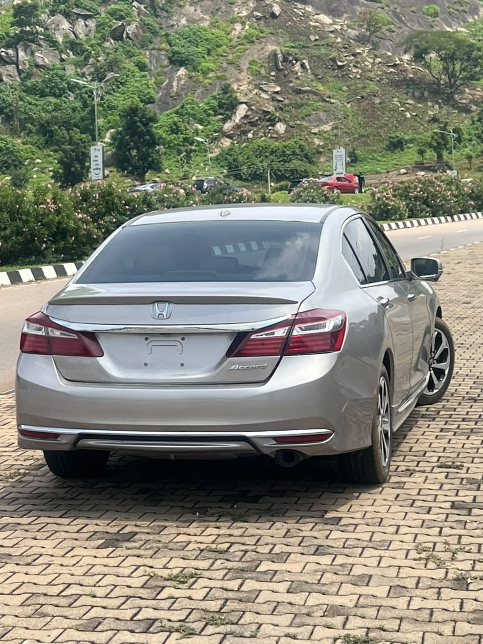 
								DISTRESS  BELGIUM ESCAPED HONDA ACCORD 2013 MODEL WITH UNTEMPERD ENGINE AND GEAR AC CHILLING KEYLESS , DOUBLE SCREEN 🖥️, OPEN ROOF GOING FOR 10.2m ABUJA DEAL full									