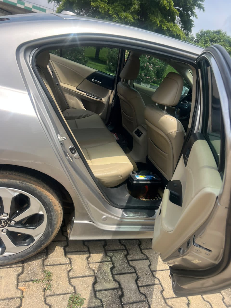 
								DISTRESS  BELGIUM ESCAPED HONDA ACCORD 2013 MODEL WITH UNTEMPERD ENGINE AND GEAR AC CHILLING KEYLESS , DOUBLE SCREEN 🖥️, OPEN ROOF GOING FOR 10.2m ABUJA DEAL full									