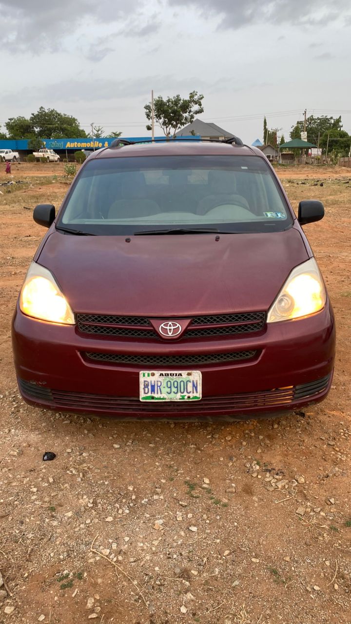 A very Sound 2005 Toyota Sienna with sound  Engine, Gear and Ac. Car with me in Abuja for 5M Slightly negotiable on inspection.  Buyer settle 100k ABUJA