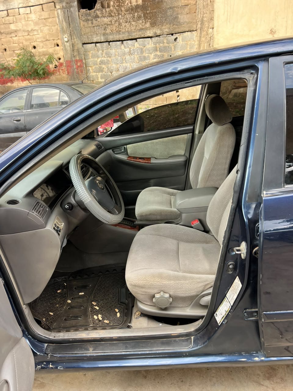 
								DISTRESS ALERT  Extremely sharp Toyota Corolla 2004 everything ok  AC needs gas going for 3.3m abujadeal full									