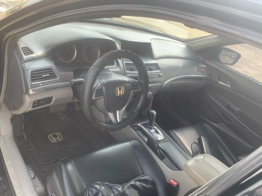 
								Honda accord 09 Untempered engine and gear  Ac chilling  Very neat and clean interior and exterior  Four new Tyres   With custom paper  4m settlement 100k Abuja full									
